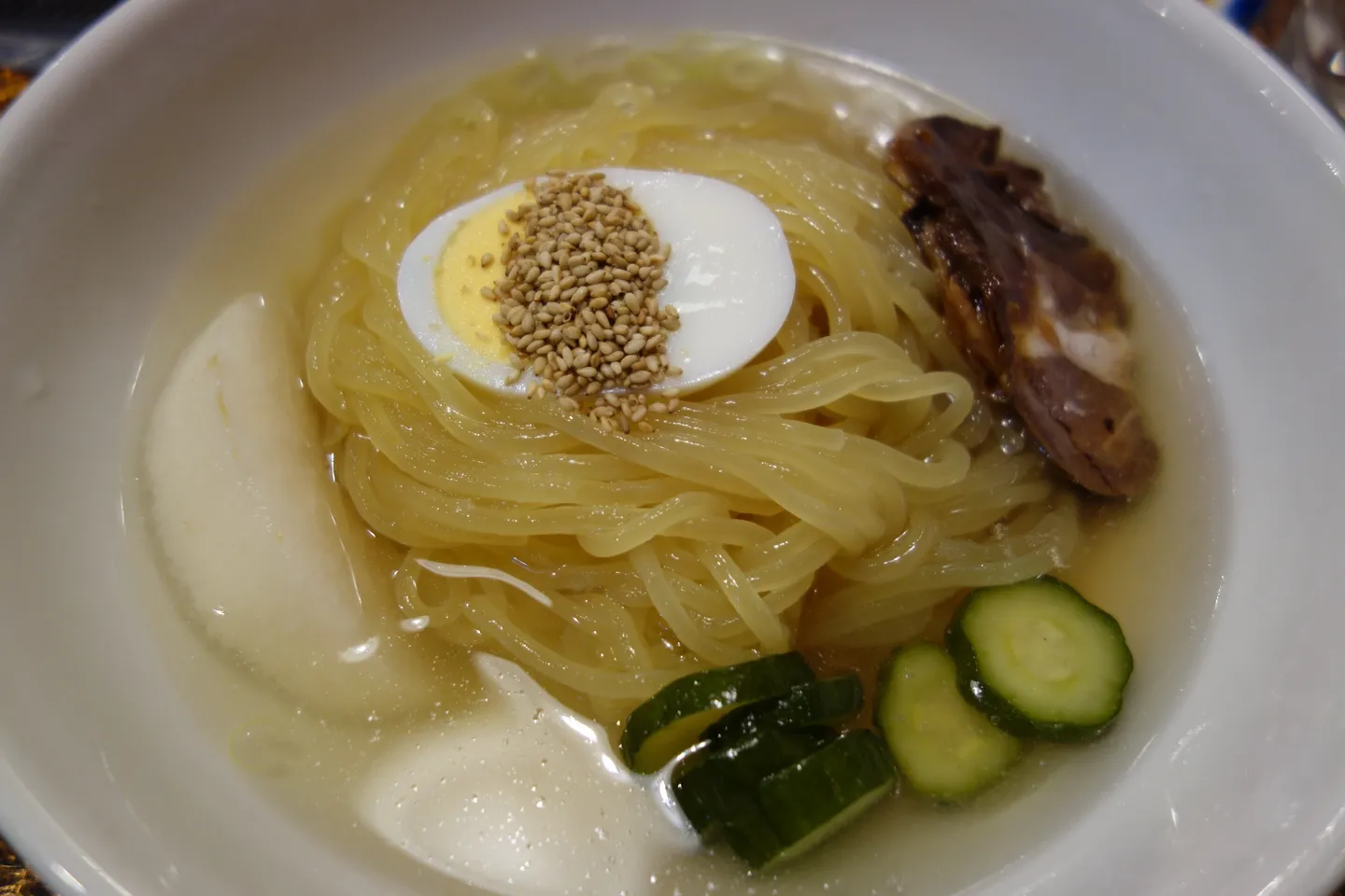 Morioka reimen: kolde nudler i bouillon med toppings.