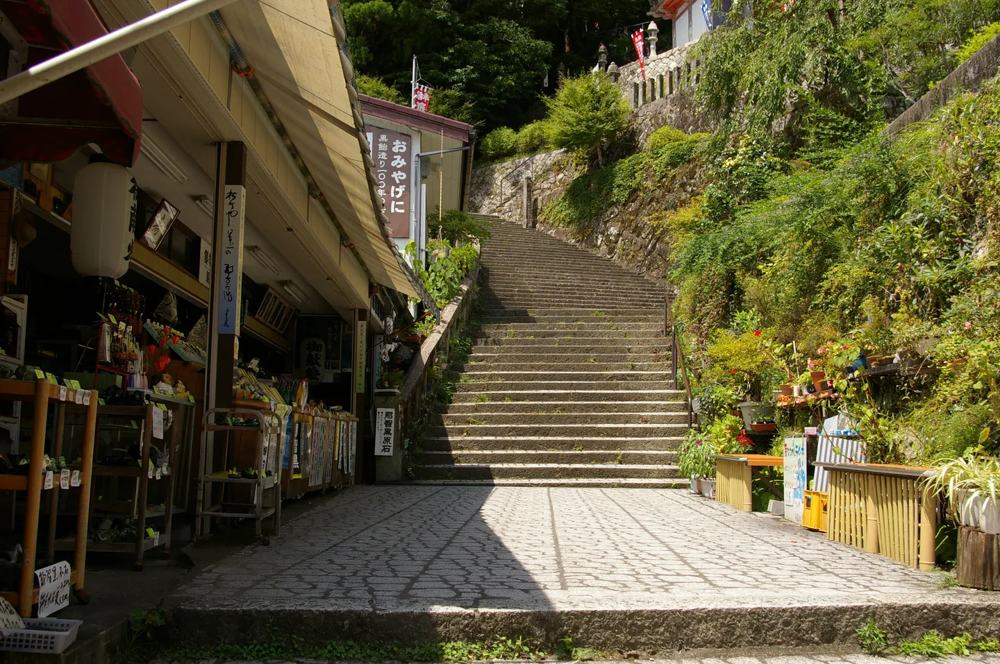 Stentrappa längs besöksvägen i Nachi, Wakayama.