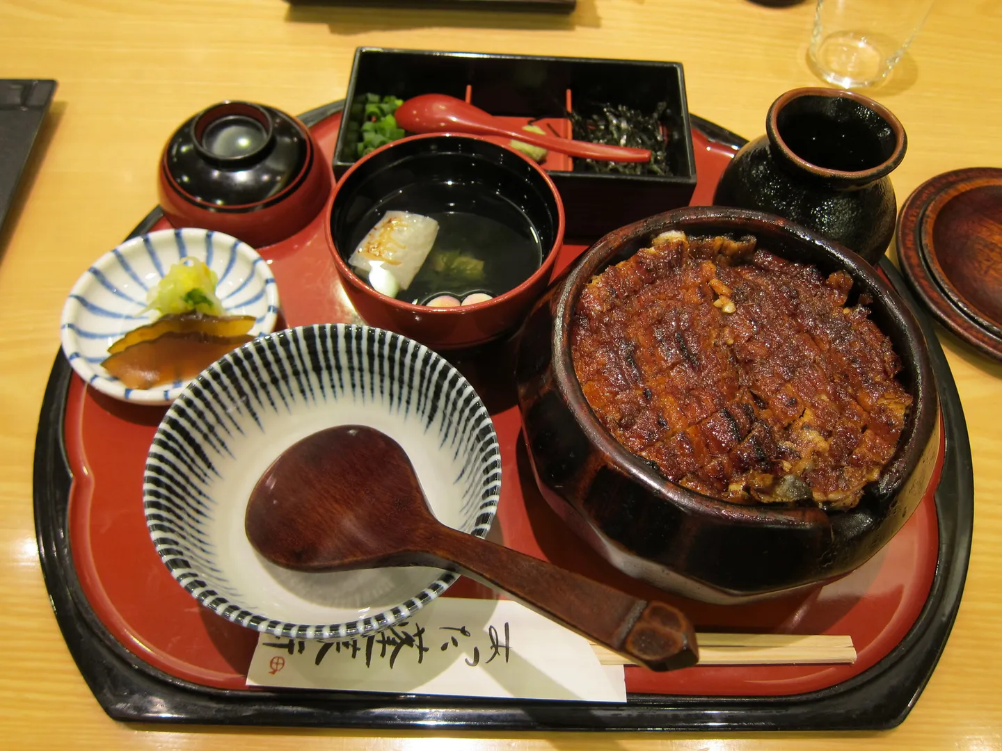 Hitsumabushi with grilled eel over rice and side dishes, a Nagoya speciality.