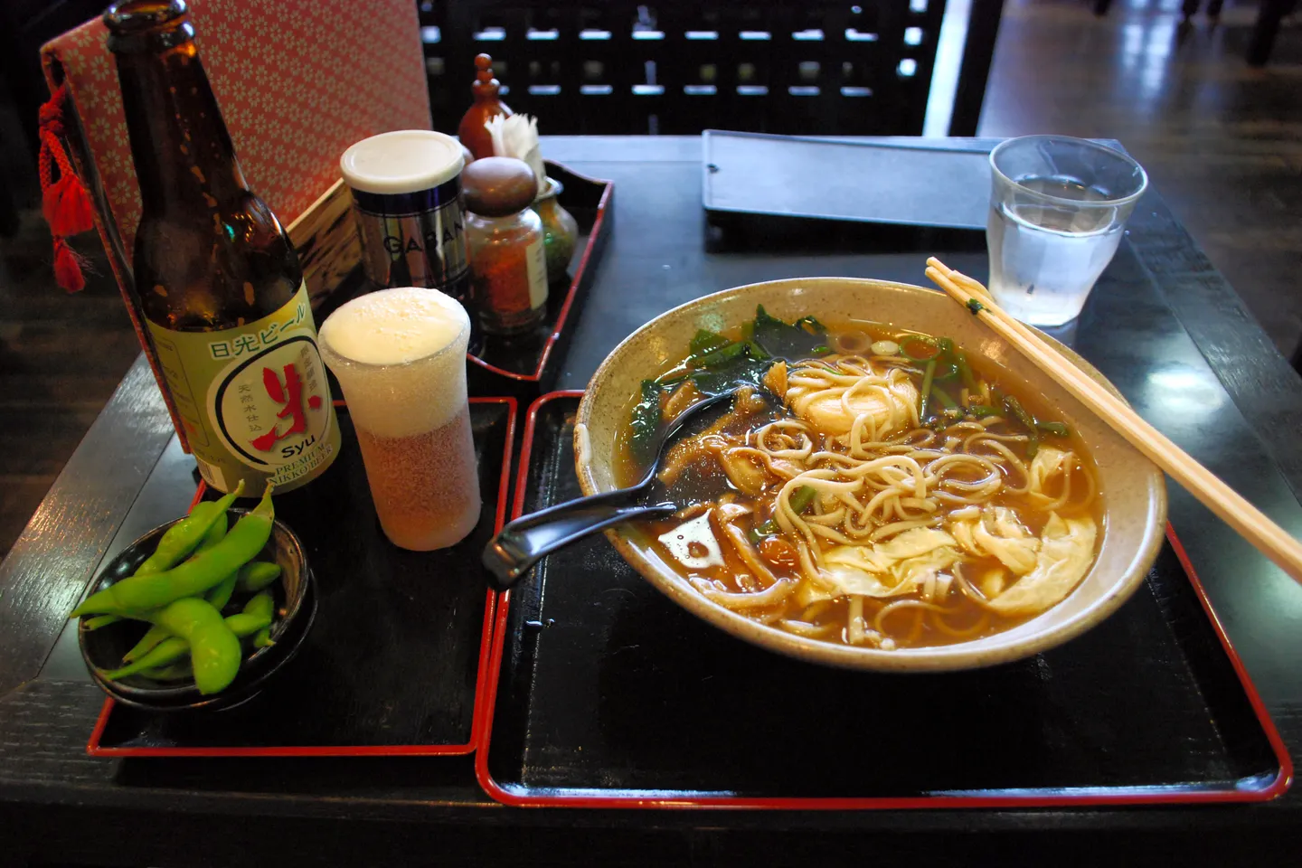 Yuba soba avec des nouilles et une peau de tofu photographiée à Nikko.
