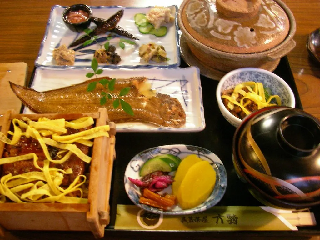 Una comida con anguila y arroz fotografiada en Yanagawa.
