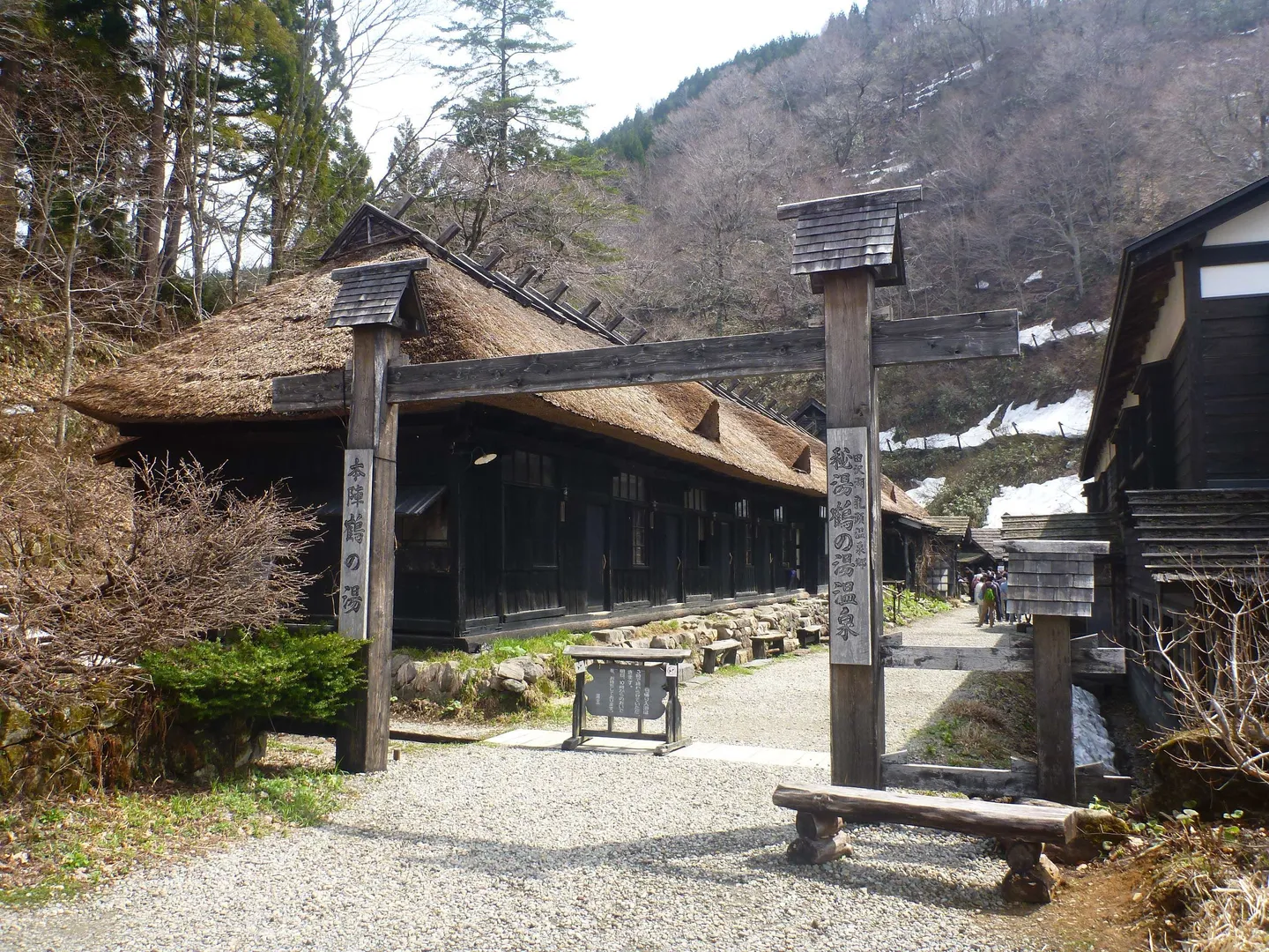 L'ingresso ad una locanda onsen nelle montagne di Nyuto Onsen.