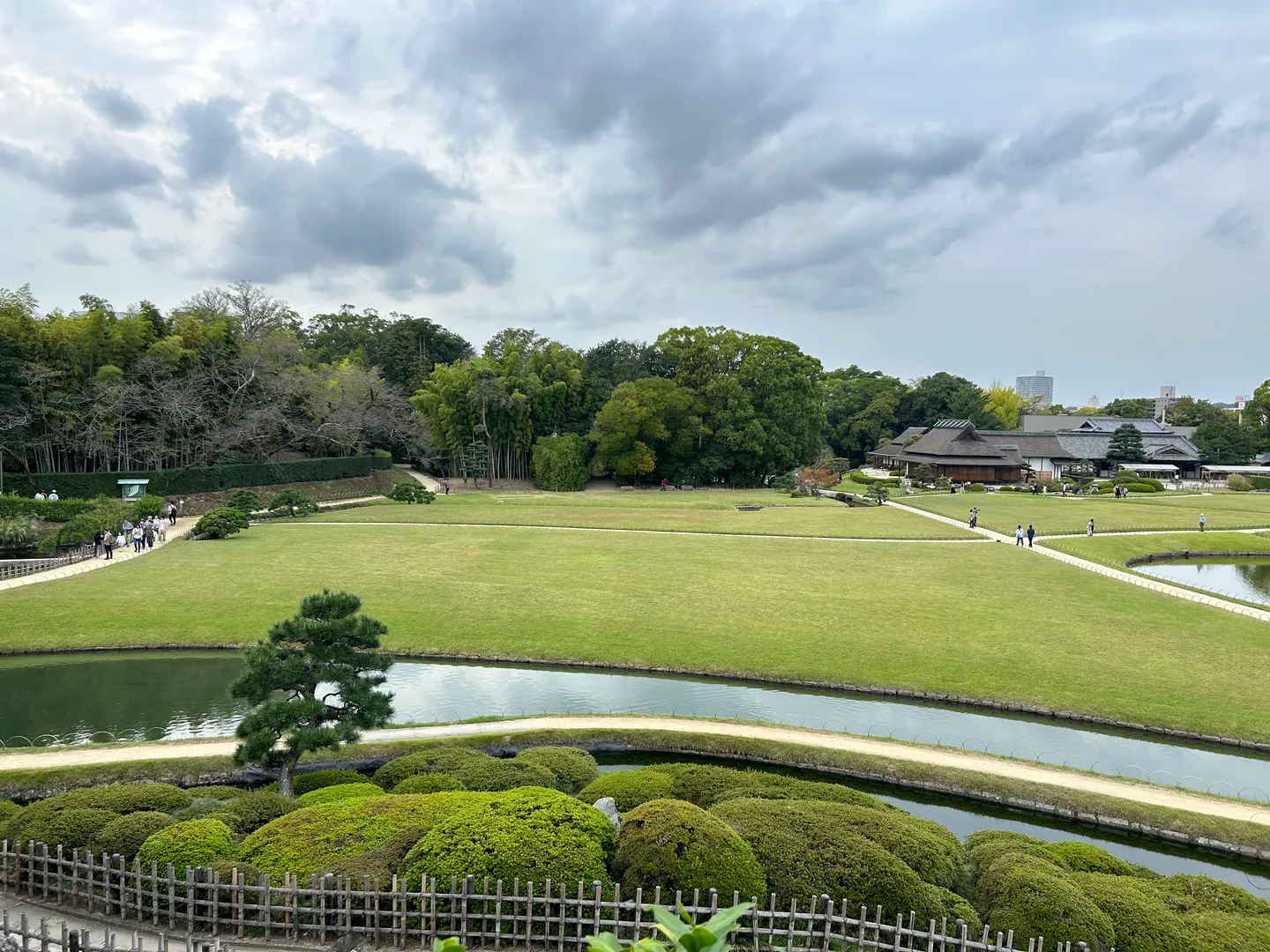 Iazuri, peluze şi copaci la Korakuen Garden în Okayama.
