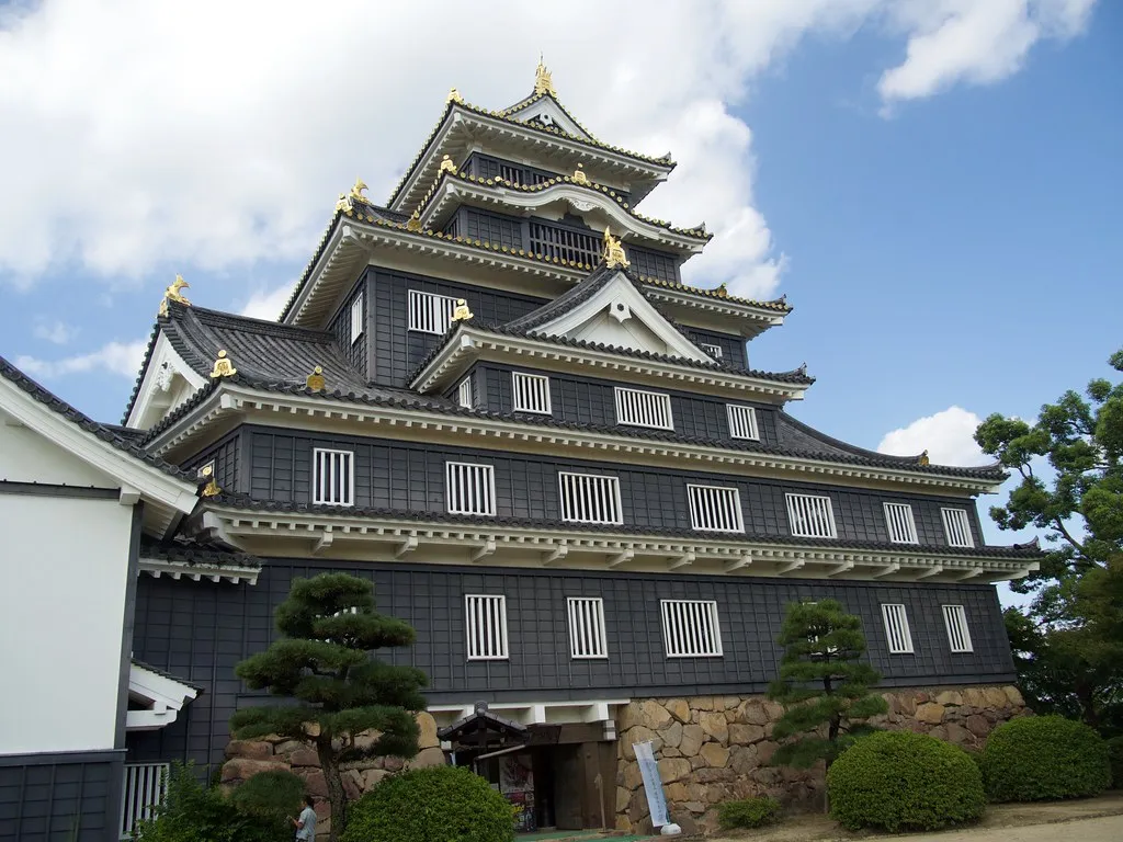 Exteriorul alb-negru al Castelului Okayama.