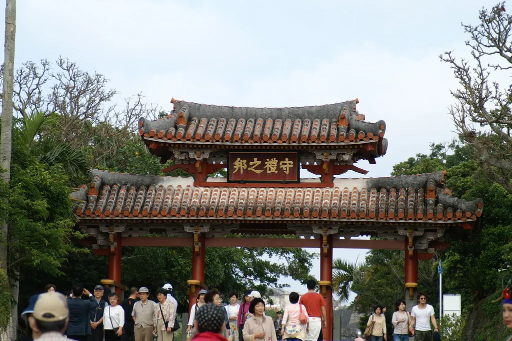 Archivfoto des Shureimon-Tors im Shurijo-Park in Naha.