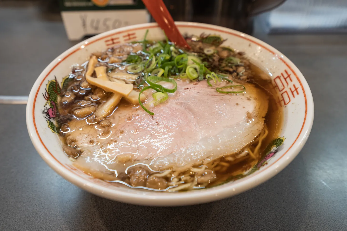 Mísa ramen s vepřovým masem a jarní cibulkou, vyfotografovaná v Onomichi.
