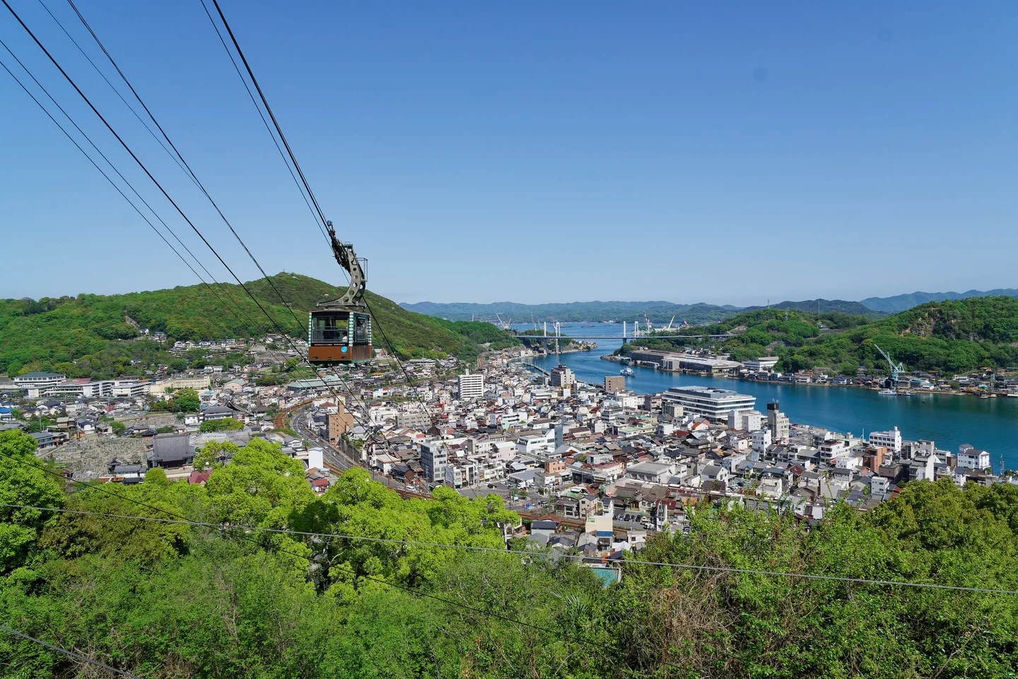 Onomichi střechy, vodní cesty a okolní kopce.