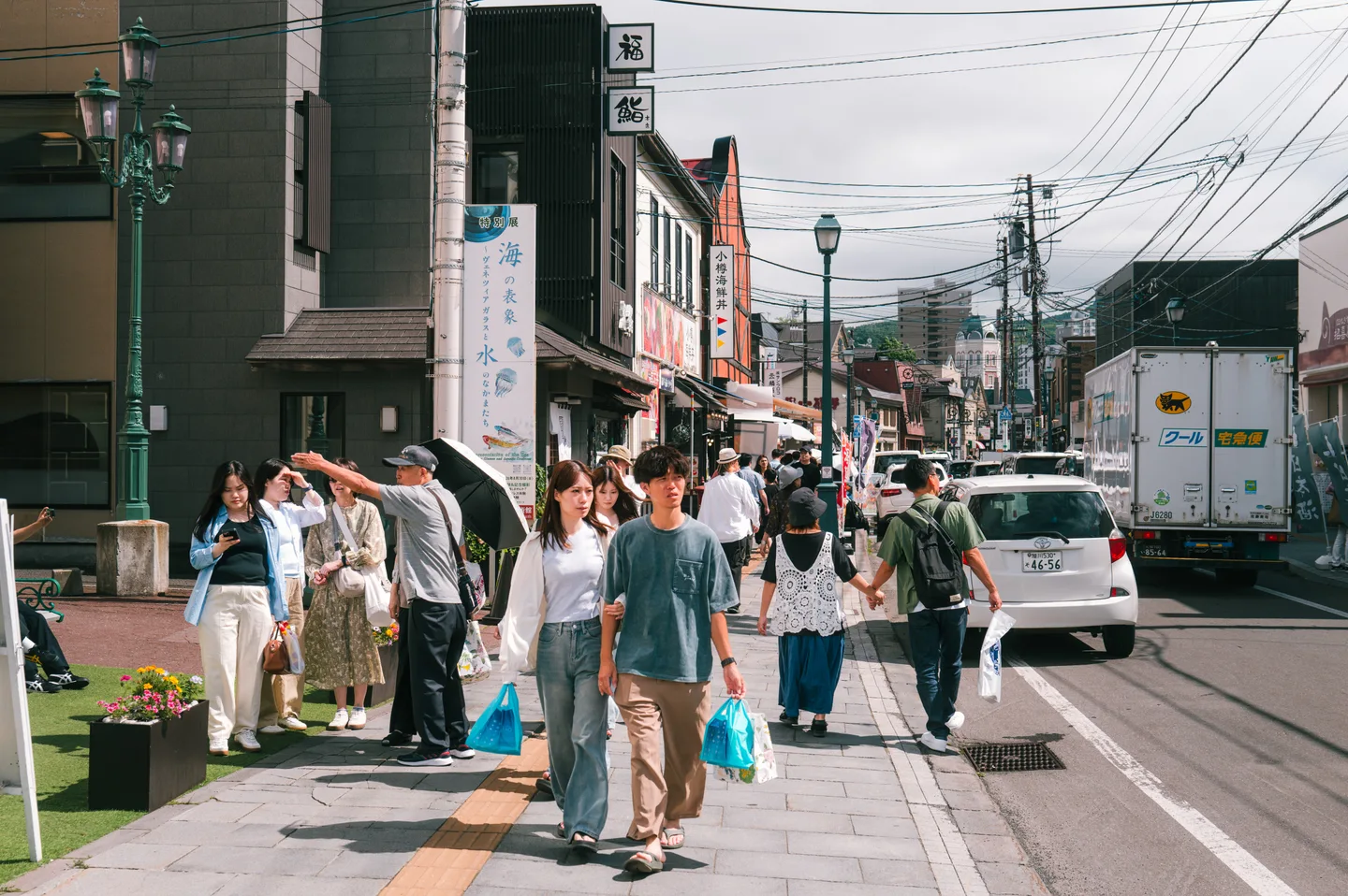 Návštěvníci chodí po nákupní ulici v Otaru, Hokkaido.