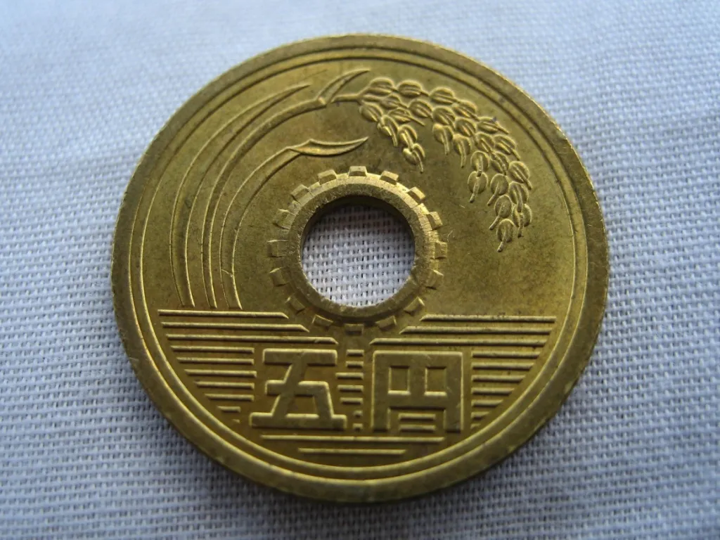 Une pièce de monnaie japonaise de cinq ans.
