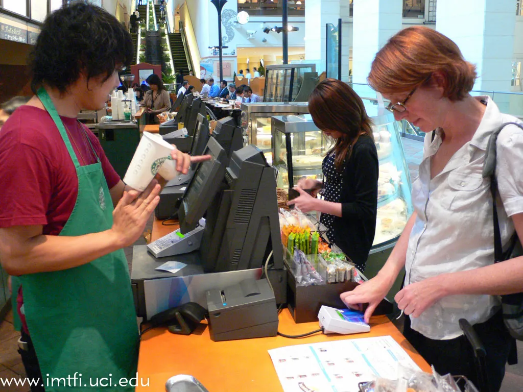 Un client utilisant Suica pour payer au Japon.