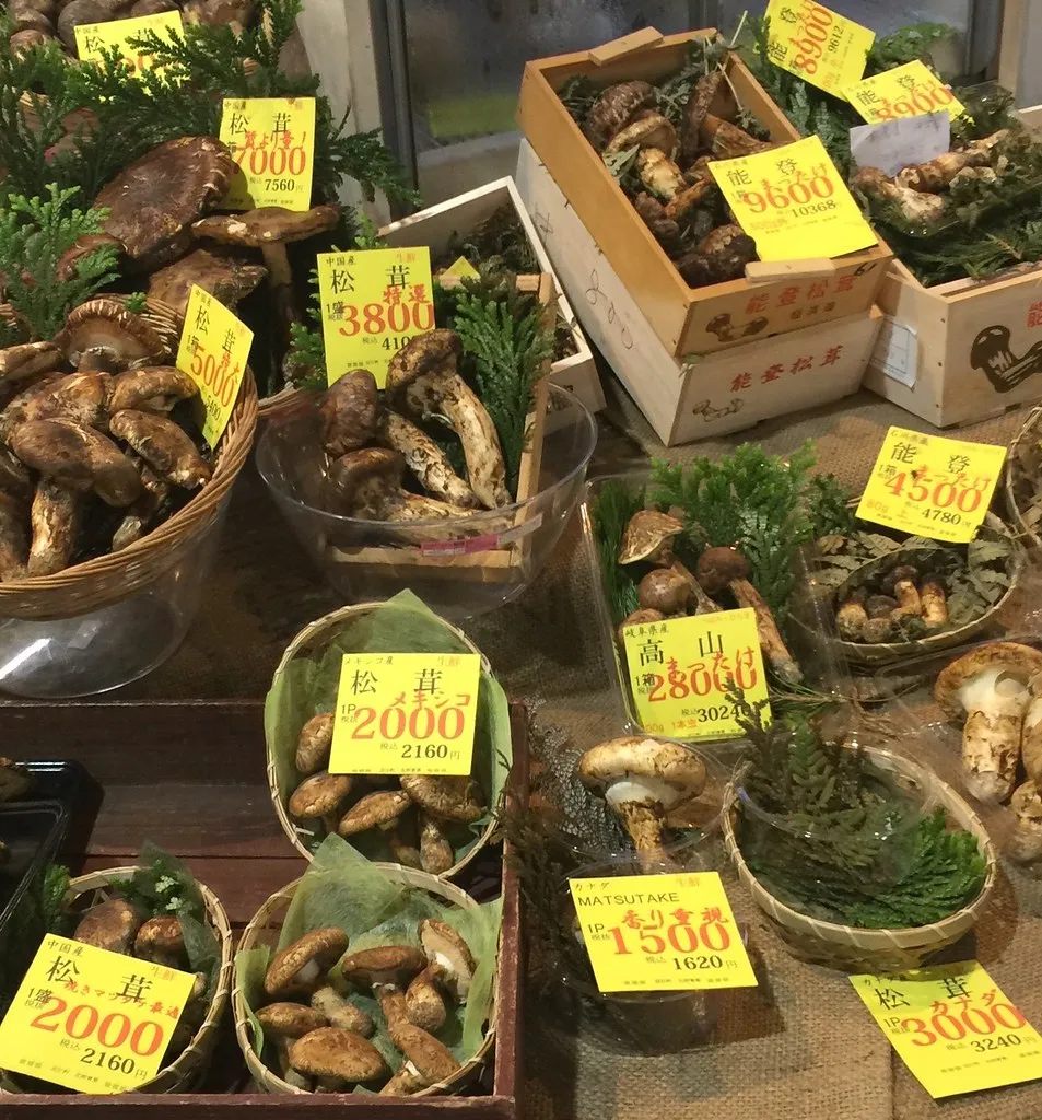 Eetkraampjes op de Omicho-markt in Kanazawa.