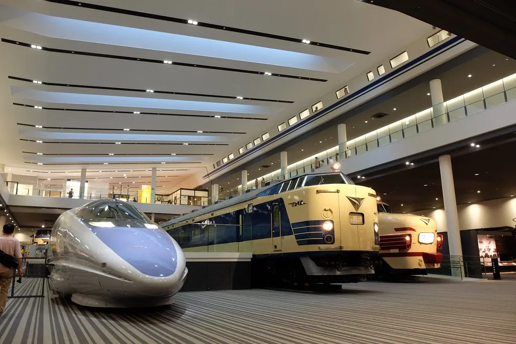 Historische treinen tentoongesteld in het Kyoto Railway Museum.