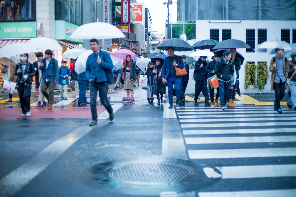 Een regenachtige dag in de straten van Harajuku in Tokio.