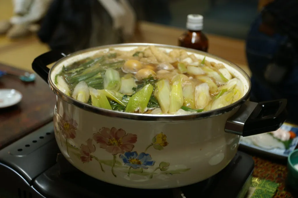 Kiritanpo Nabe, ein Eintopf aus Akita mit Reisstäbchen und Gemüse.