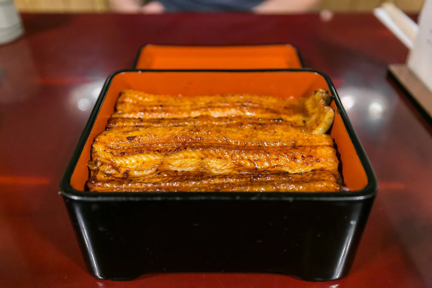 Unaju, grillad ål över ris, fotograferad i Tokyo.