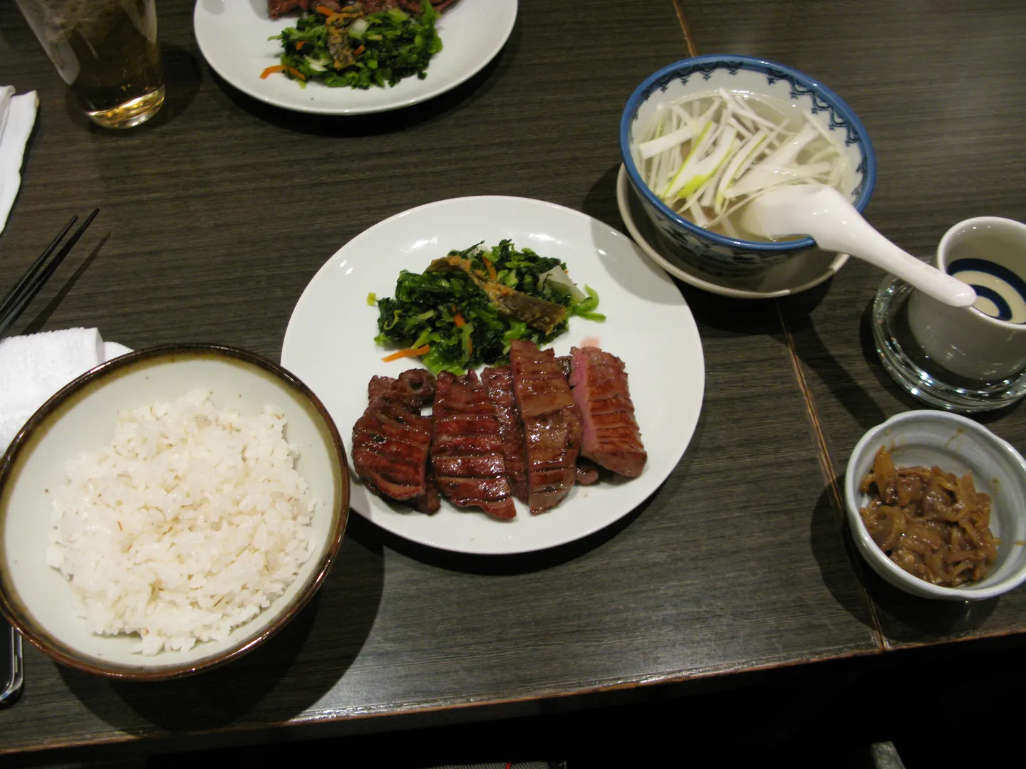 Una comida de gyutan con lengua de carne asada, arroz y platos de acompañamiento en Sendai.