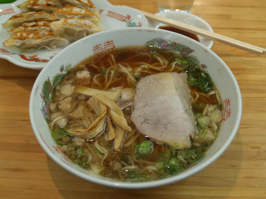 Onomichi ramen med svinekjøtt og vårløk.