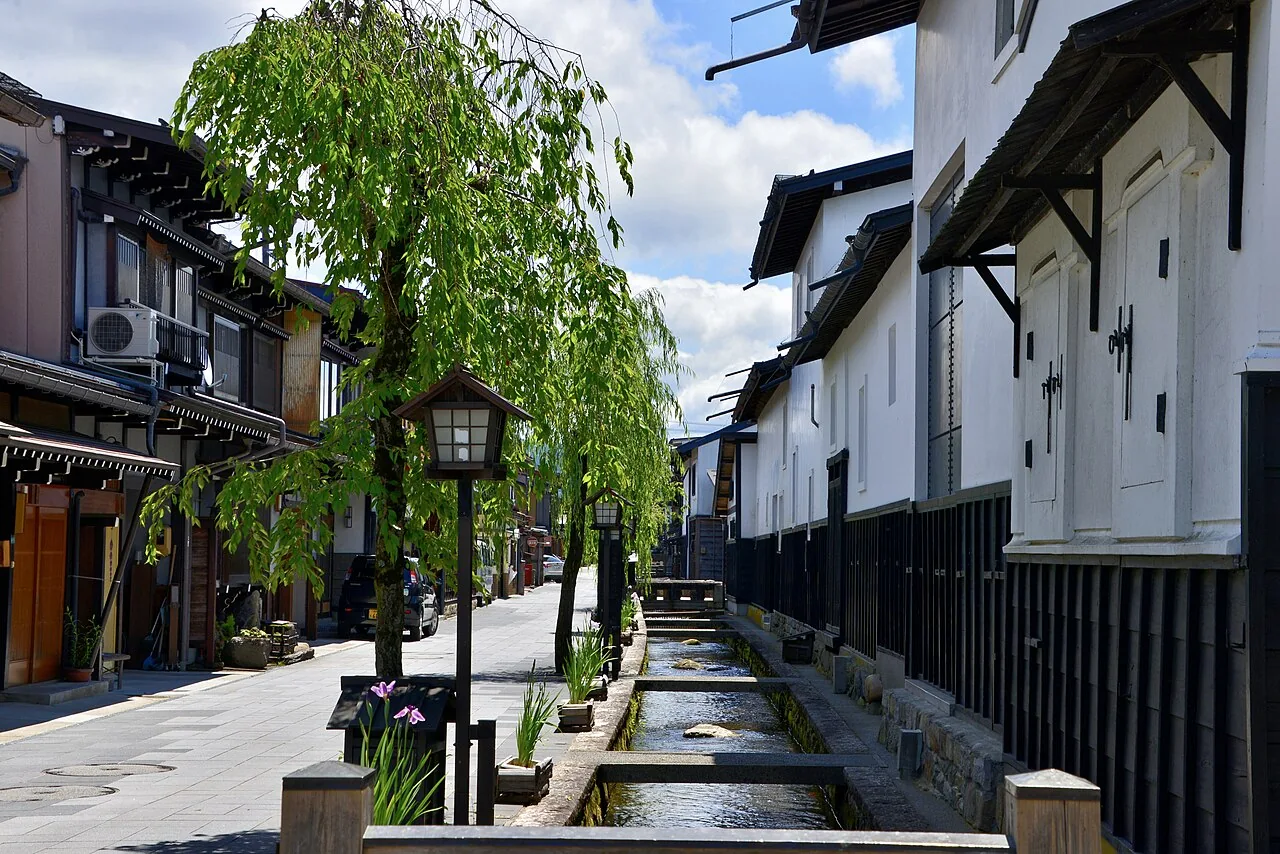 Almacenes blancos y el canal Setogawa en Hida Furukawa