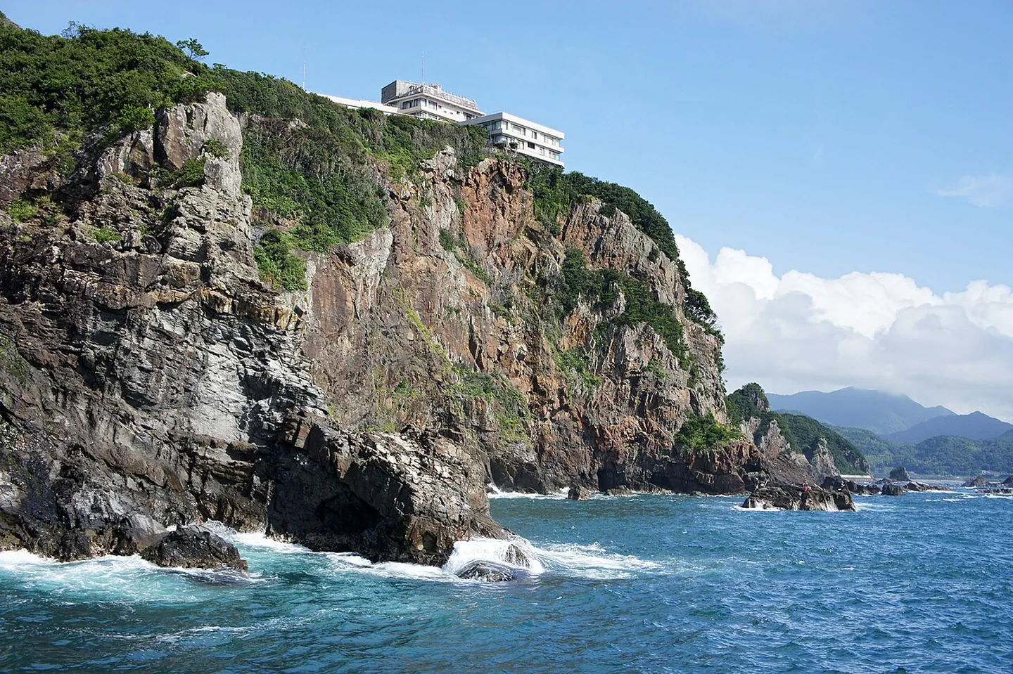 Den steinete kysten nær Hotel Urashima i Nachikatsuura