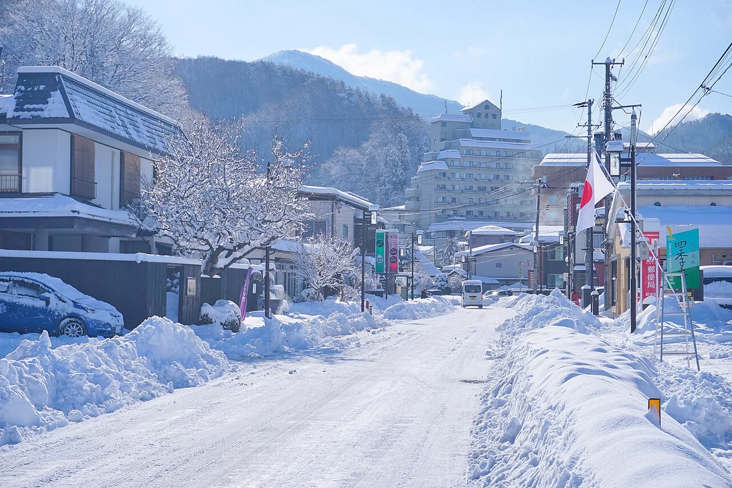 Zaśnieżona ulica w Tsunagi Onsen, Iwate