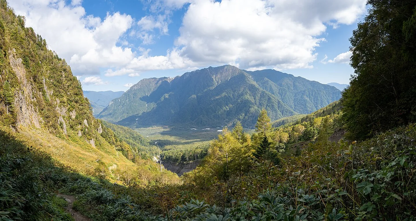 Fjell og høstløvverk i Kamikochi
