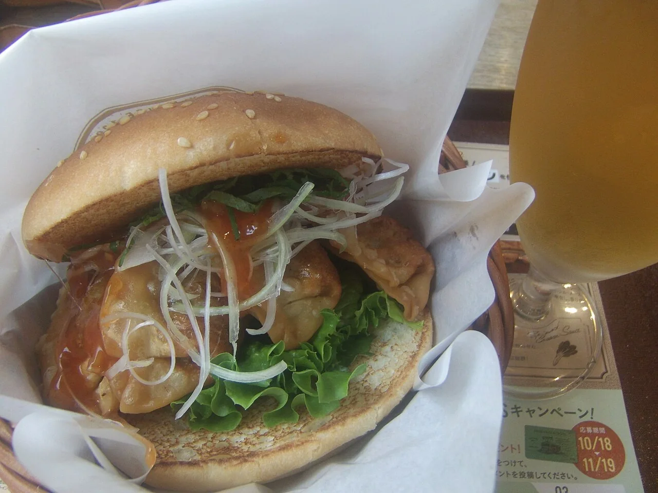 Gyoza burger v Utsunomiya