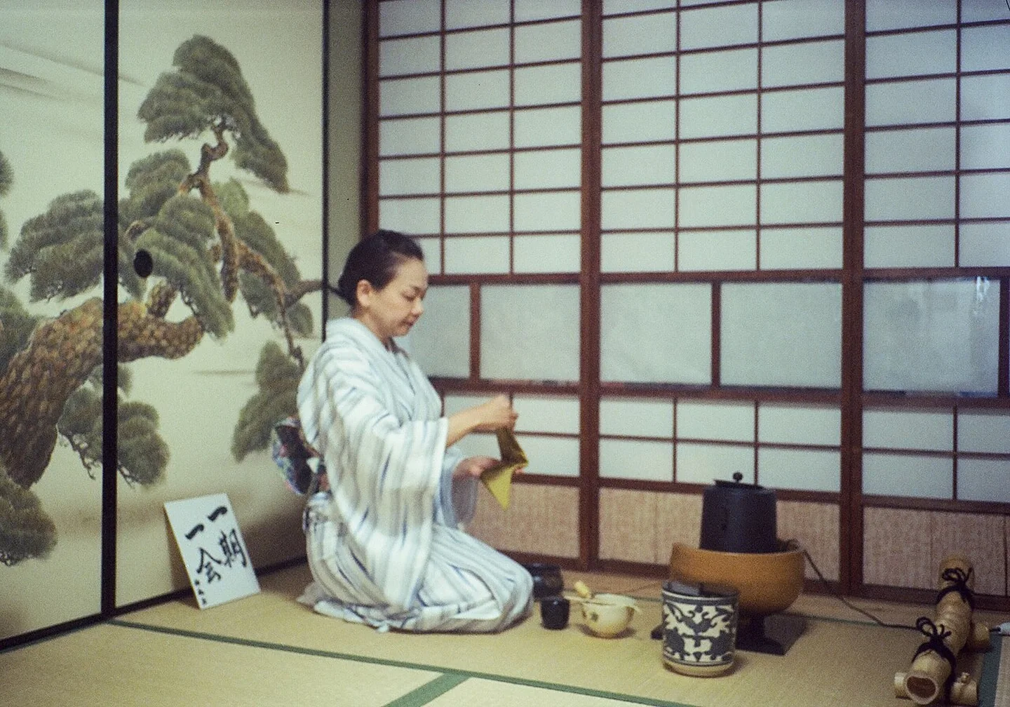 Ein Gastgeber bereitet Tee bei einer Teezeremonie in Kyoto vor