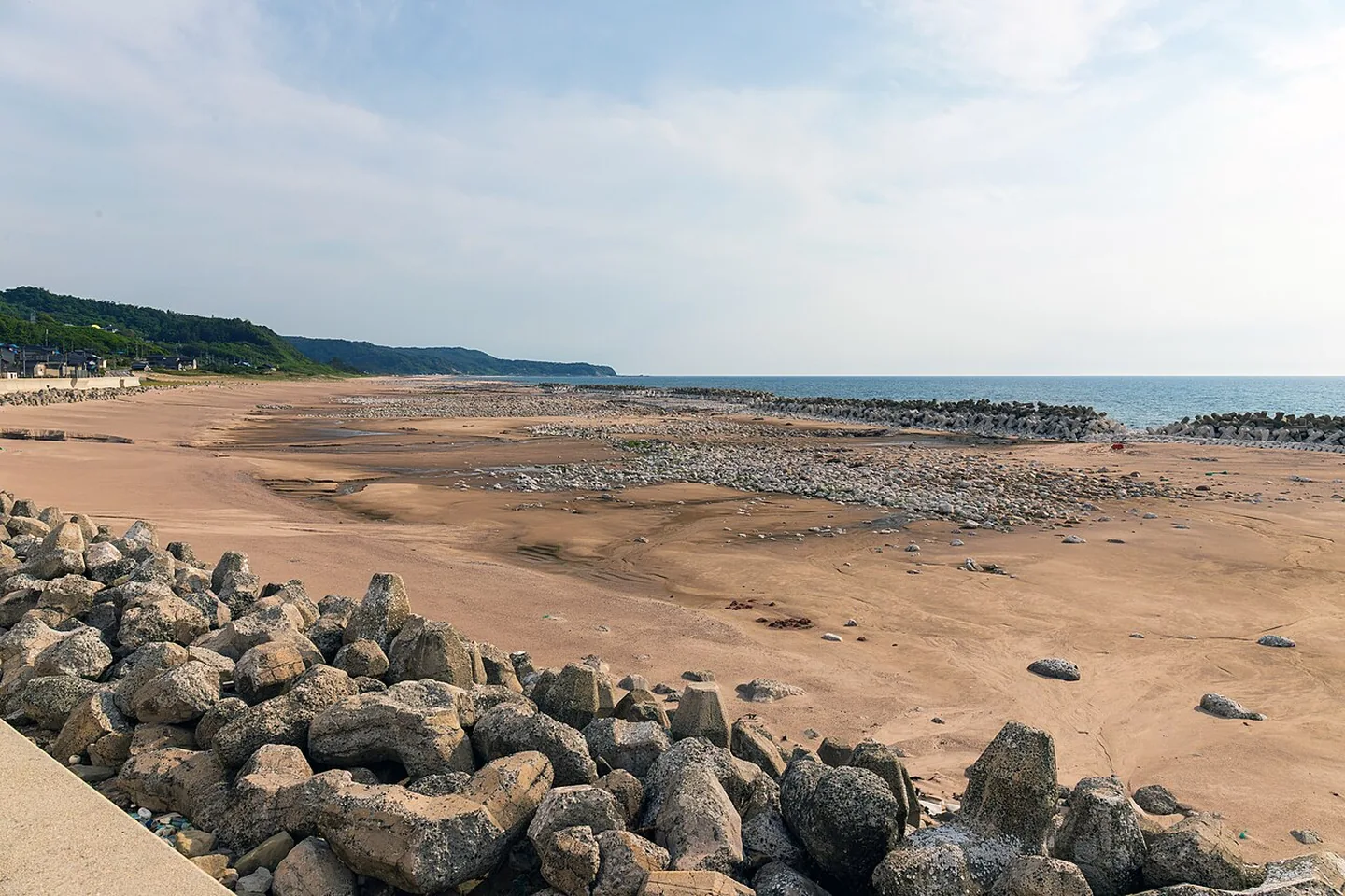 Kuroshima-stranden i Wajima efter jordskælvet på Noto-halvøen i 2024