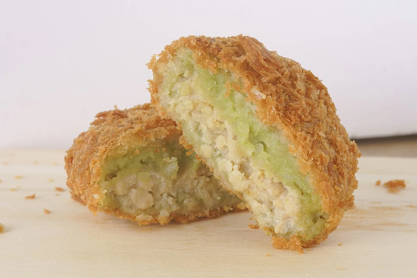 Ein Huhn und Matcha Croquette aus Hanayori Kiyoe in Kyoto. Nishiki Market