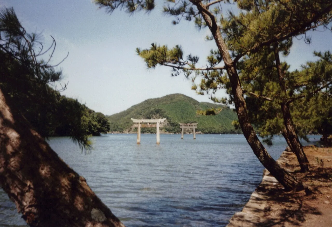 Torii ved havet ved Watatsumi-helligdommen på Tsushima