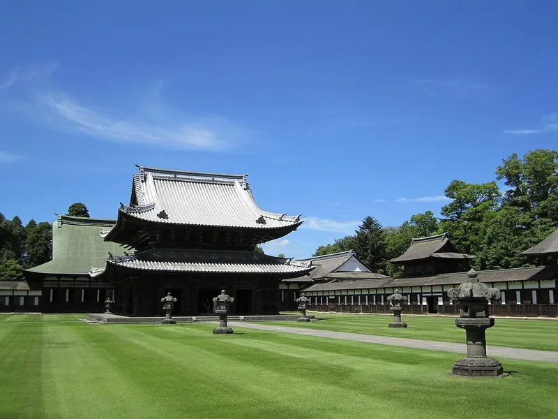 The green courtyard and temple buildings at Zuiryu-ji in Takaoka