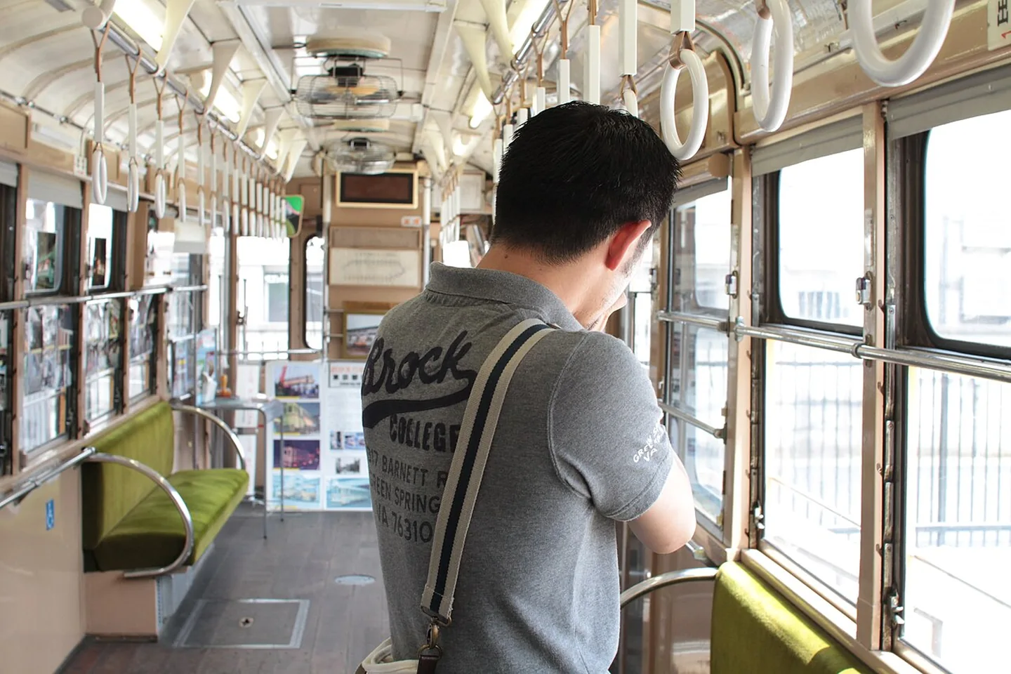 Inde i en sporvogn på Tokyos Arakawa-linje