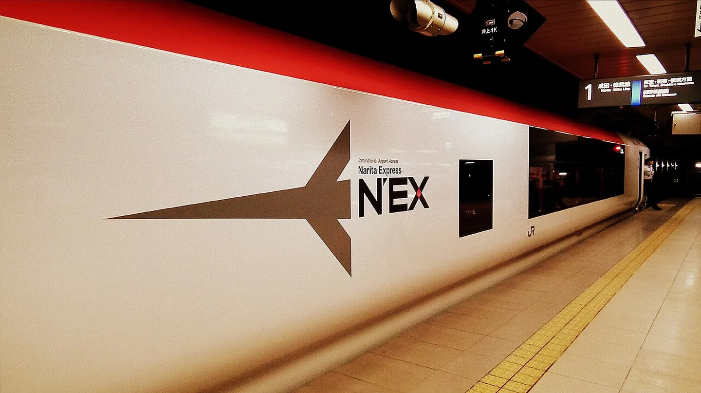 Narita Express v Tokiu v červnu 2012