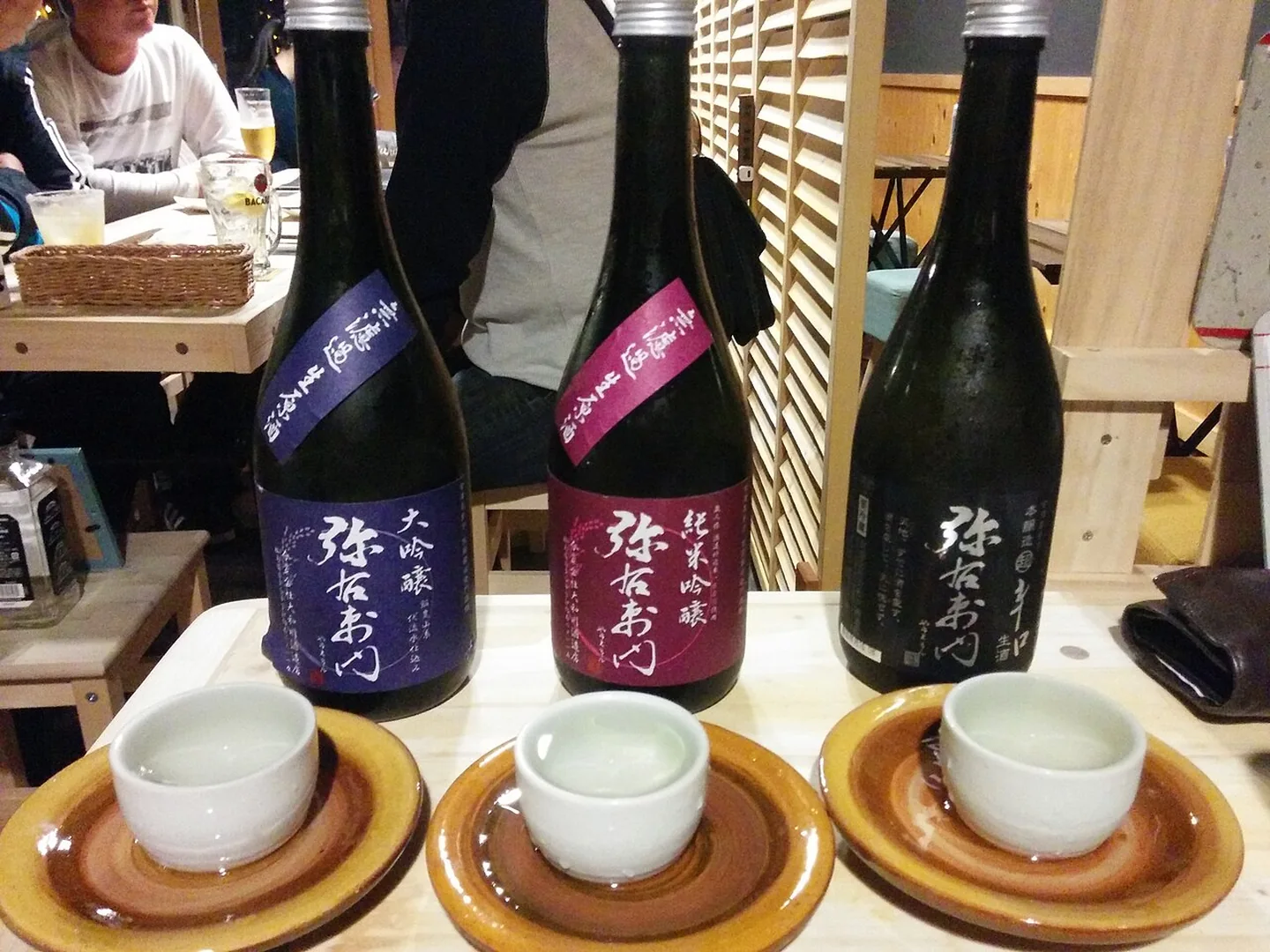 Láhve a degustační kelímky Aizu sake