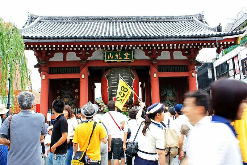 A tour group in front of Kaminarimon at Senso-ji