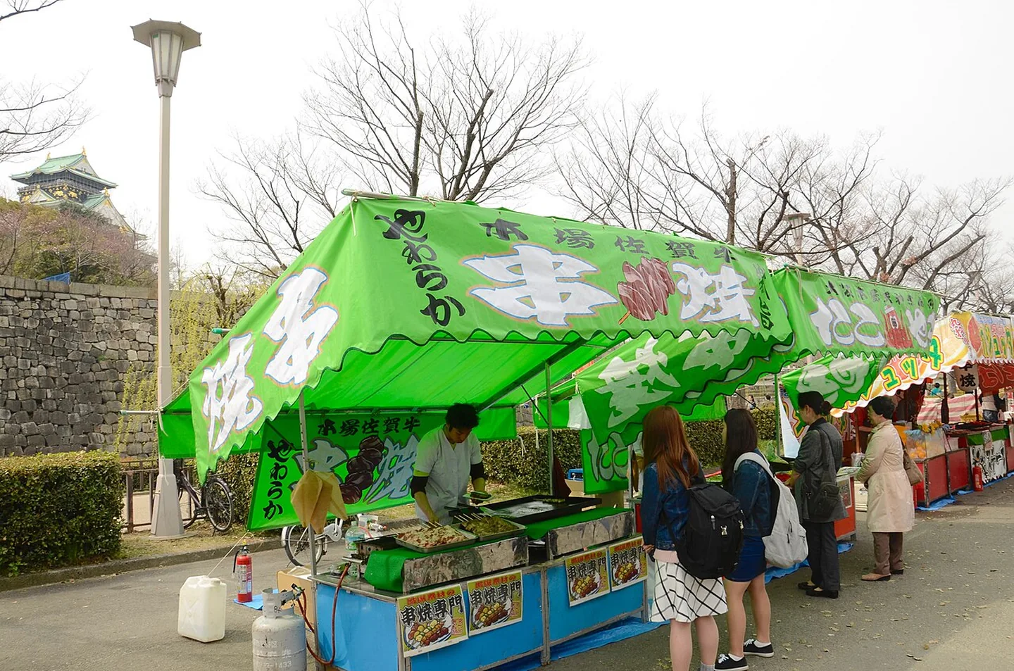 Puestos de comida cerca del Castillo de Osaka