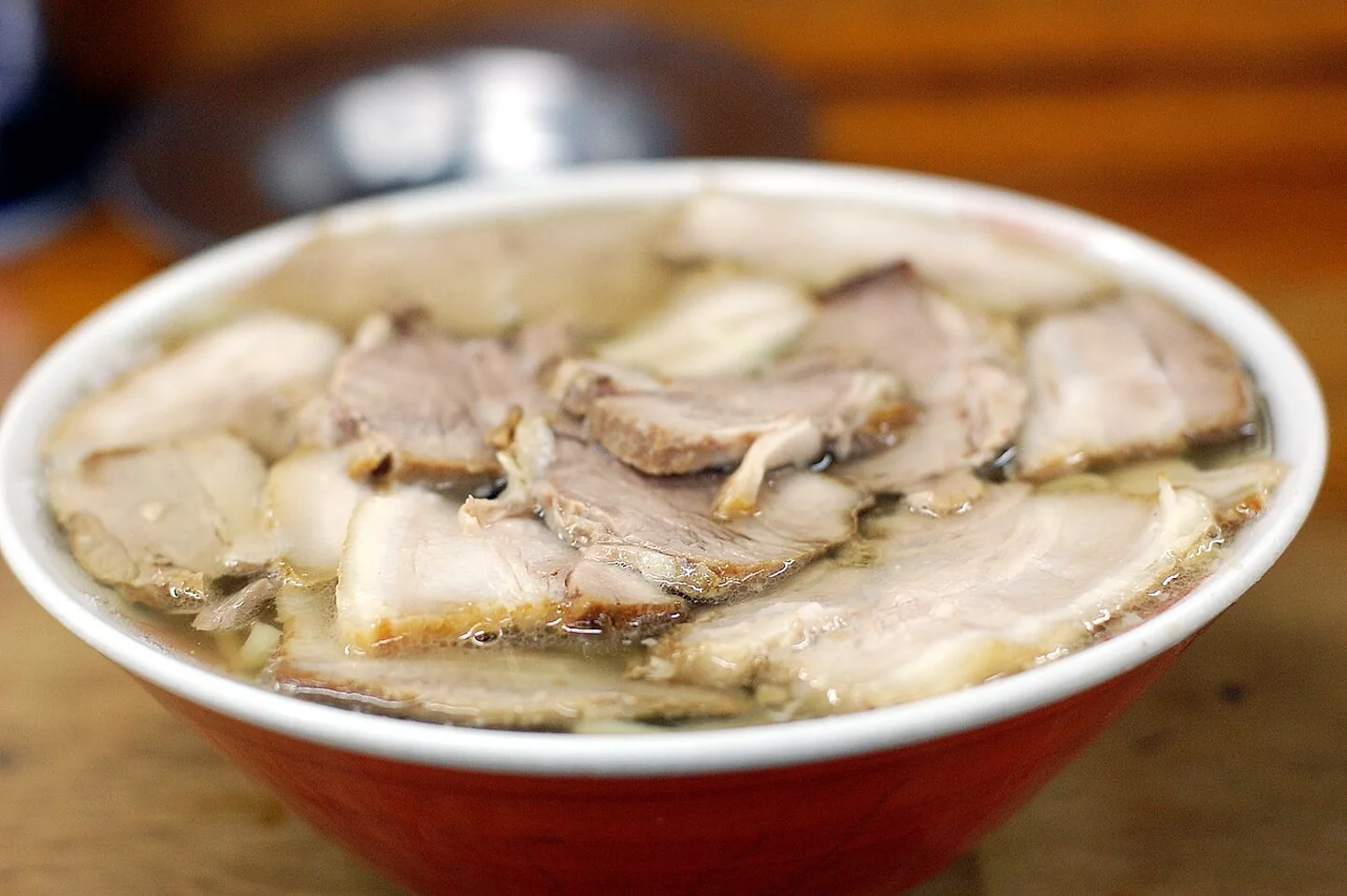 Niku soba ramen v Bannai Shokudo v Kitakata, jak je identifikováno zdrojem.