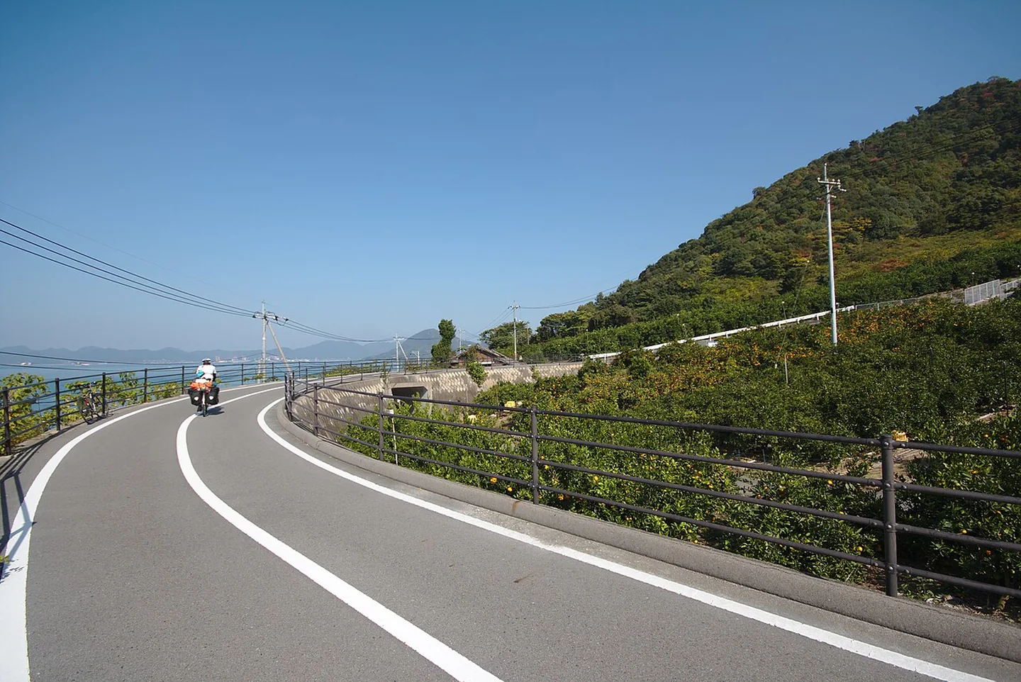 De fietsroute naar de Tatara-brug op Ikuchijima