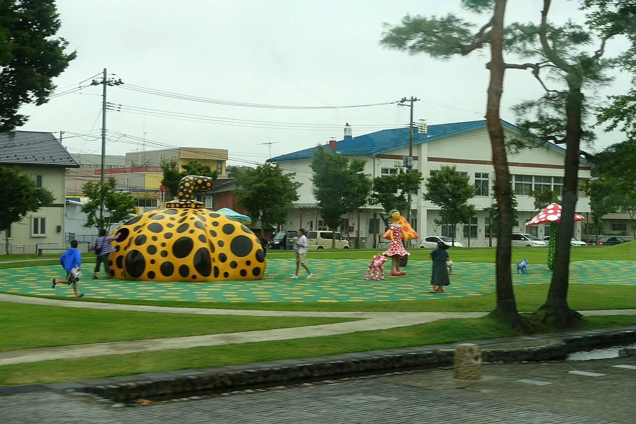 Yayoi Kusama, l'amour pour toujours, chant à Towada à l'extérieur du centre d'art Towada