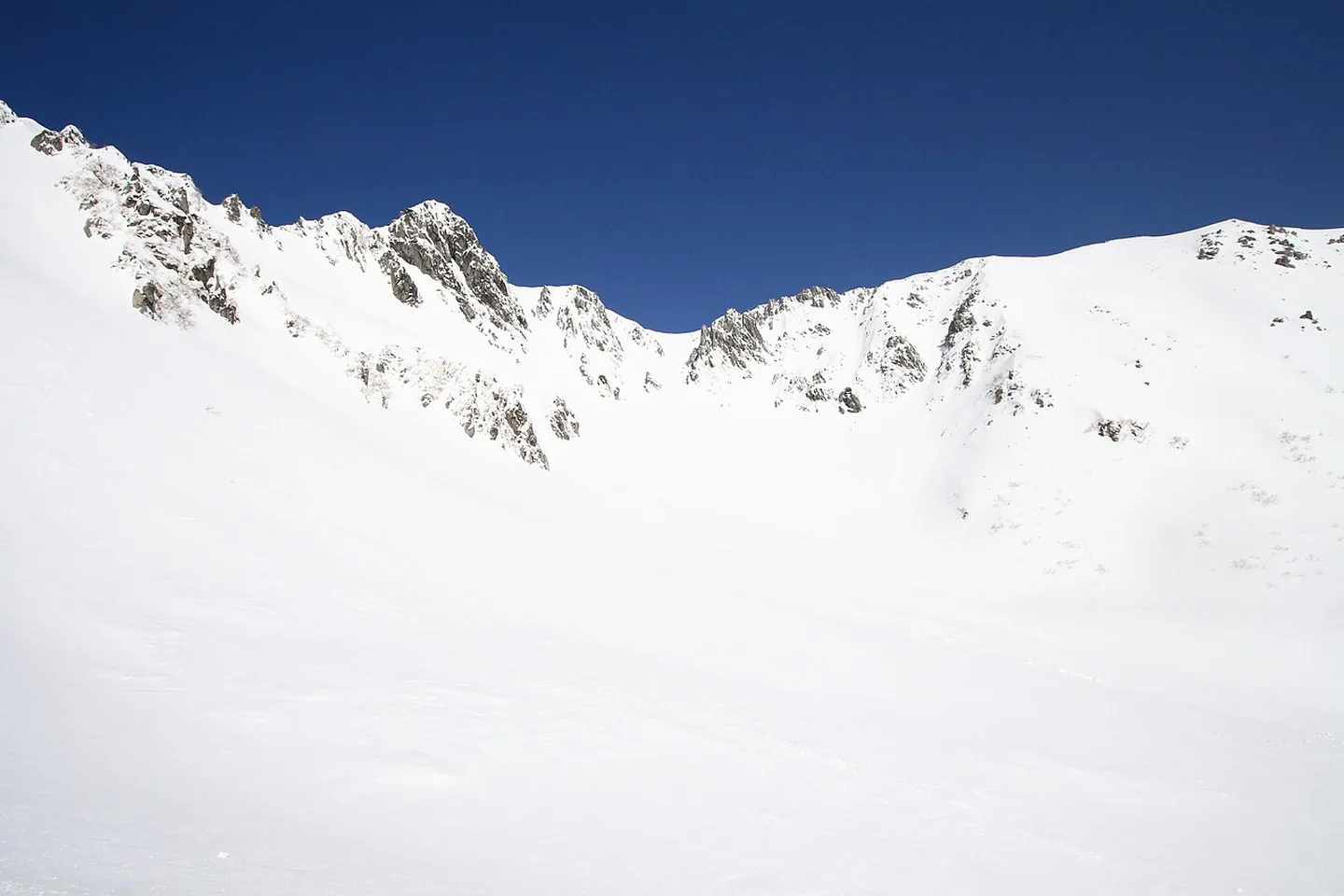 Sne ved Senjojiki Cirque i de Centrale Alper om foråret