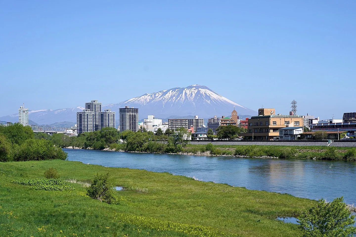 Morioka, der Fluss Kitakami und der Berg Iwate