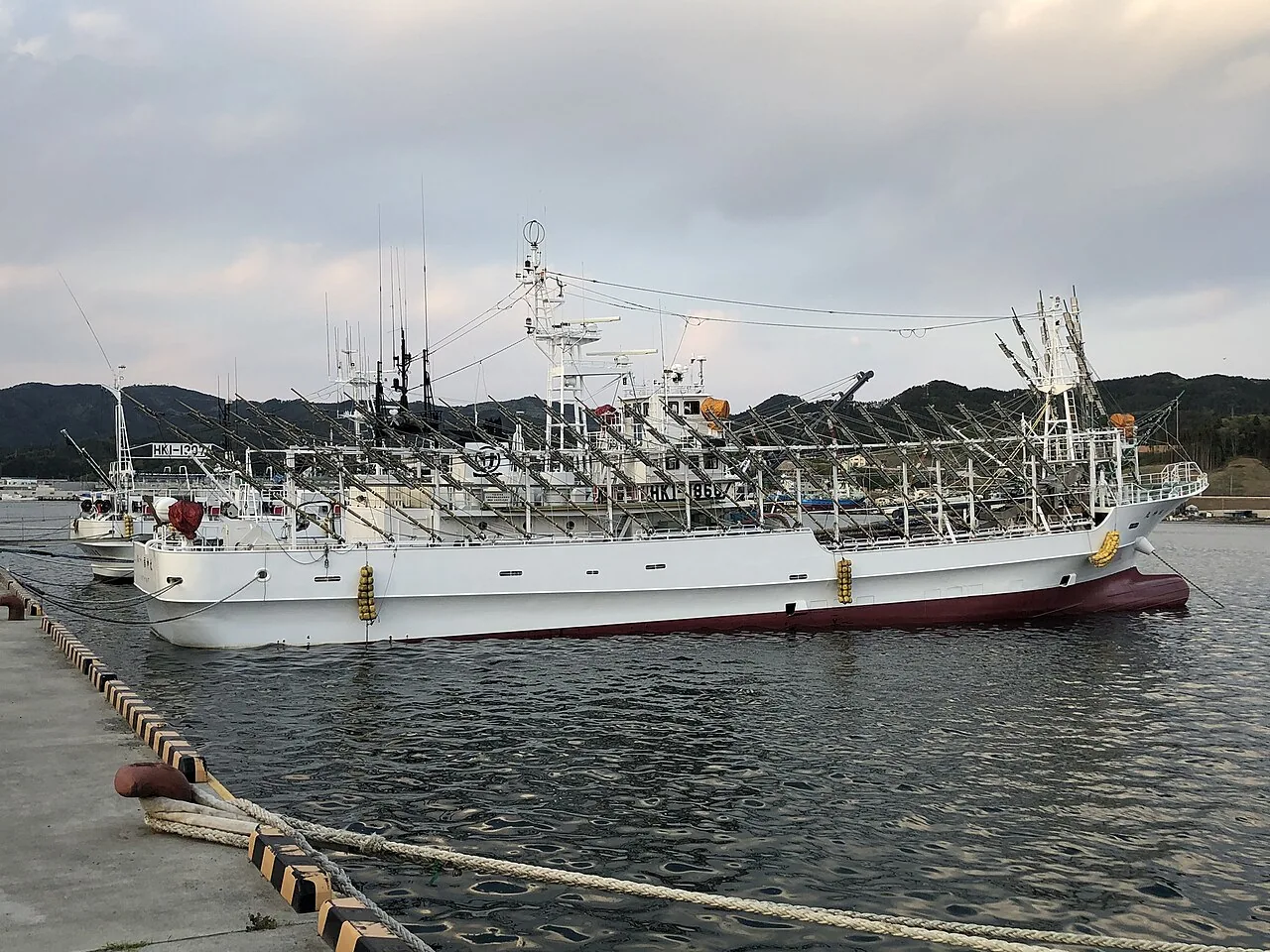 Um barco de pesca de lula com conjuntos de lâmpadas no porto de Kesennuma