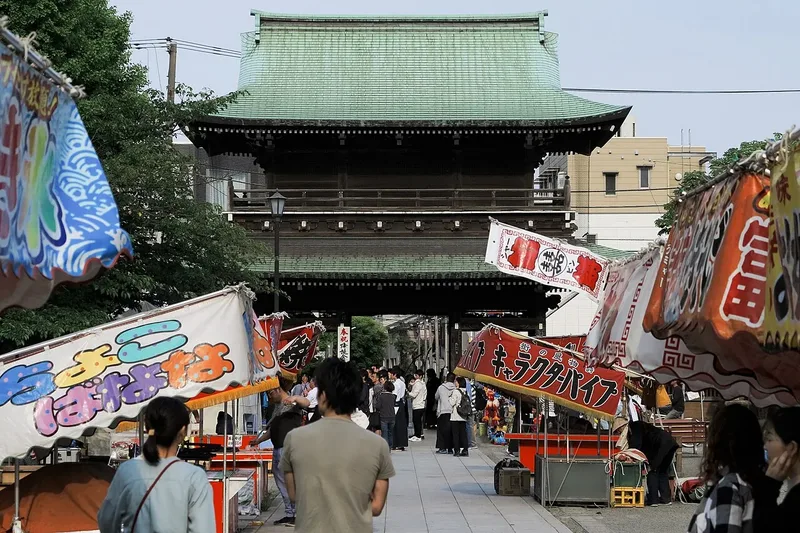 Visitors and stalls at Kawasaki Daishi temple