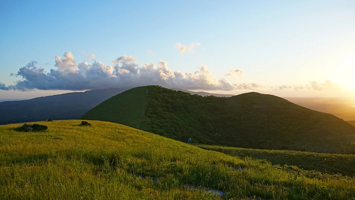 Colline verdi viste dal monte Kanpu sulla Penisola di Oga