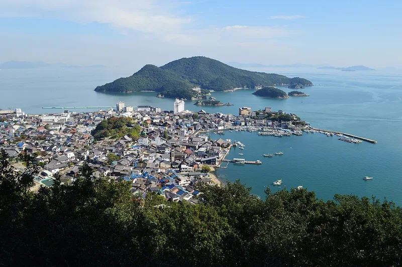 Tomonoura harbour viewed from Taishiden