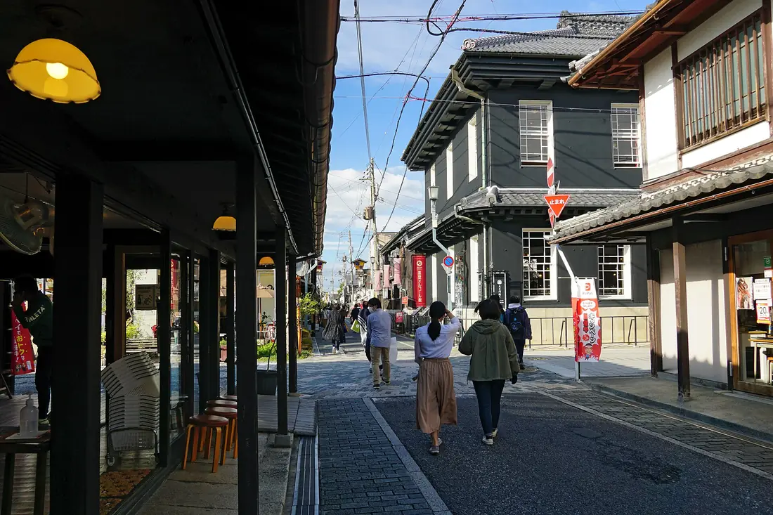 Visitatori in una strada della piazza Kurokabe a Nagahama.