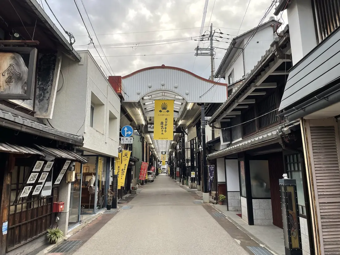 Una strada commerciale coperta nella zona di Kurokabe a Nagahama.