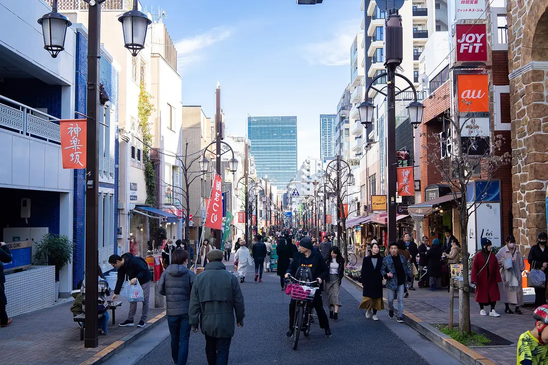 Peatones en una calle soleada de Kagurazaka, en Tokio.