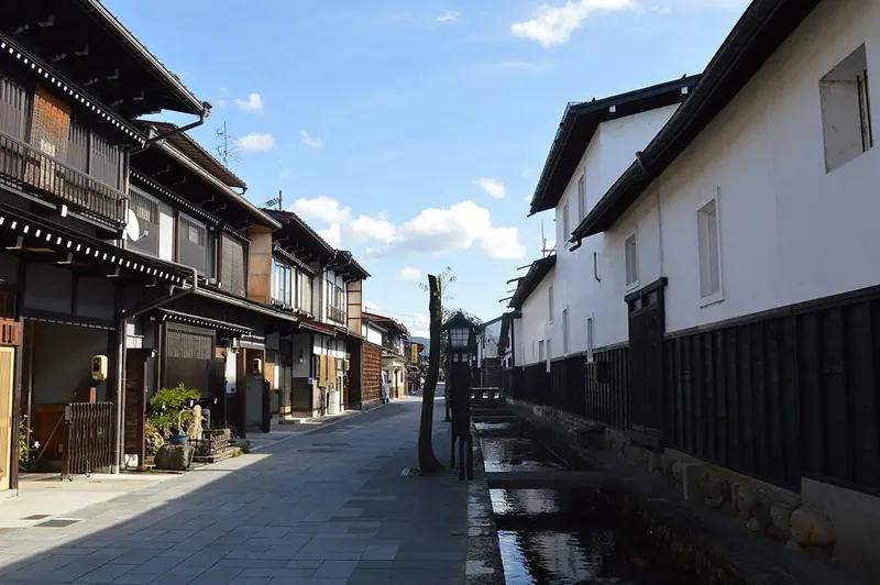 White-walled storehouses beside the Setogawa canal in Hida Furukawa.