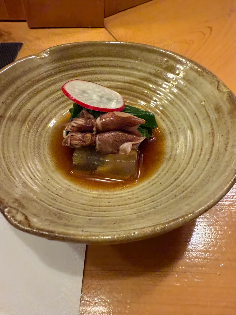 Katsuo no tataki, bonito seco, ilustrando un plato asociado con Kochi.